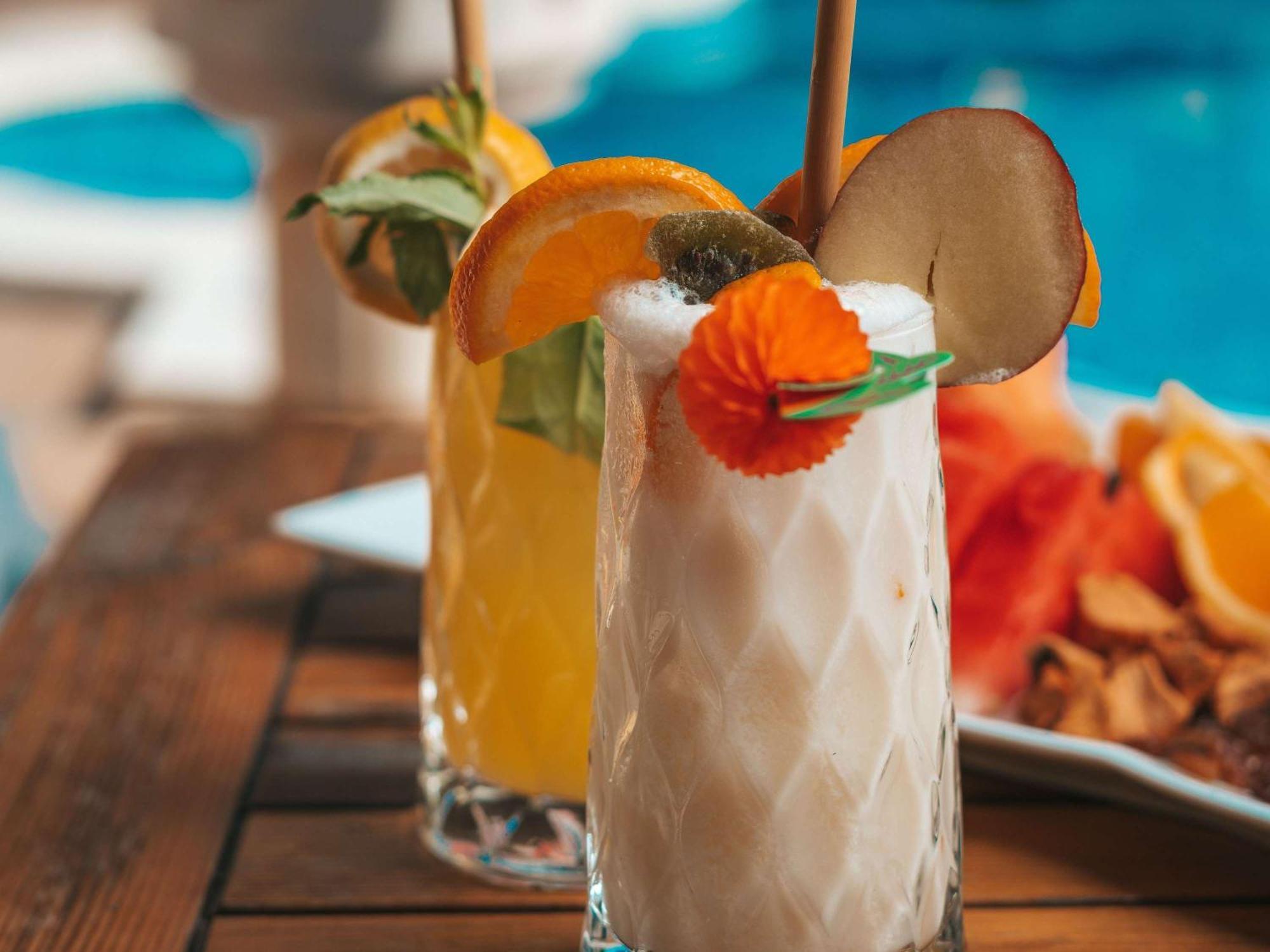 Moevenpick Hotel & Apartments Ghala Маскат Екстер'єр фото A coconut margarita