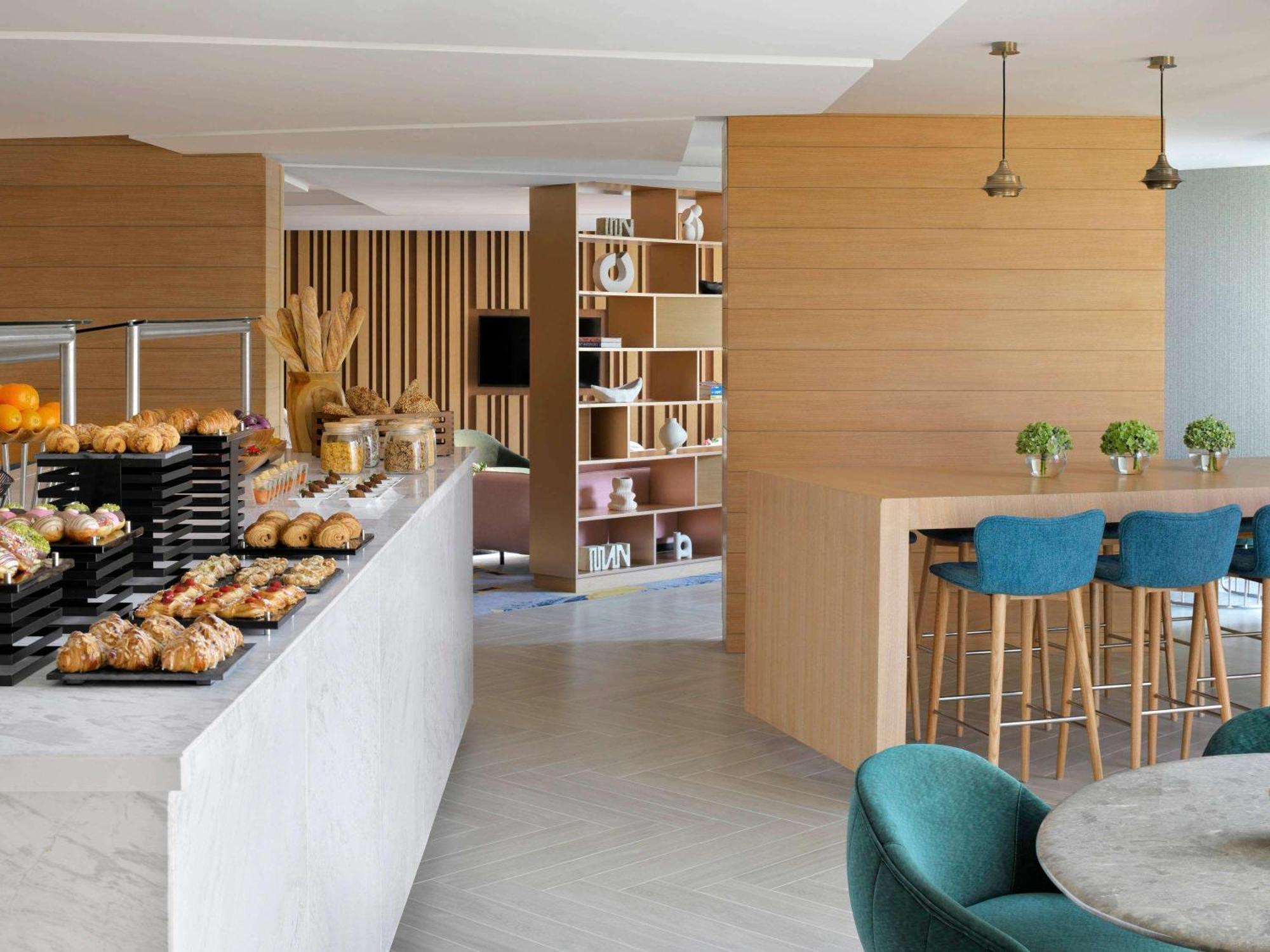 Moevenpick Hotel & Apartments Ghala Маскат Екстер'єр фото The lounge at the airport