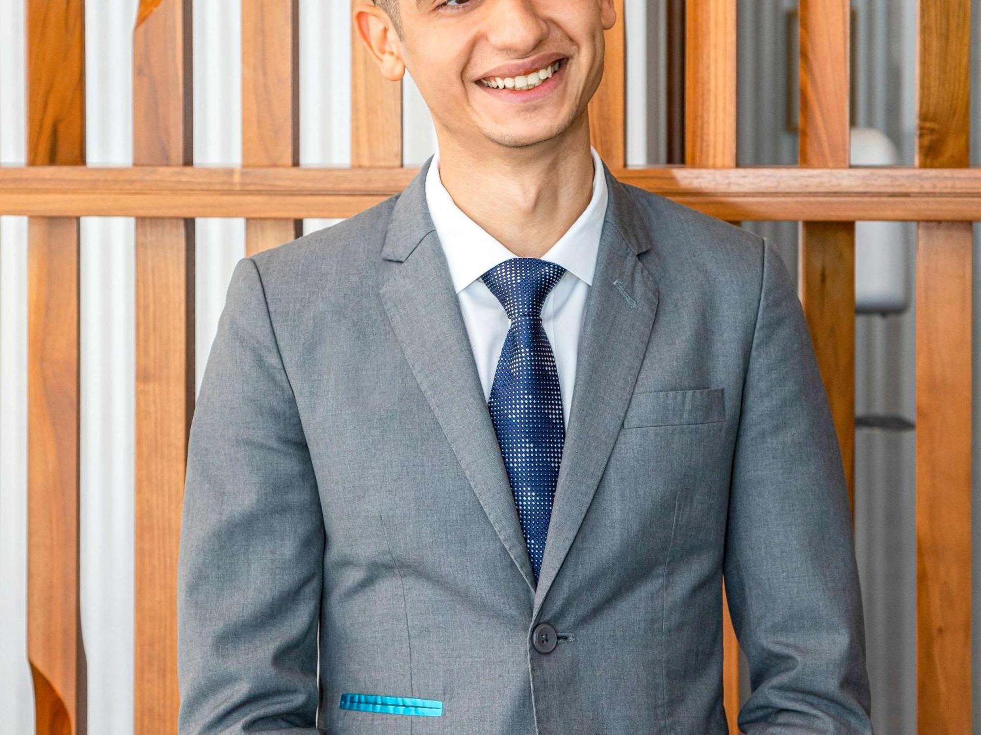 Moevenpick Hotel & Apartments Ghala Маскат Екстер'єр фото A man wearing a suit