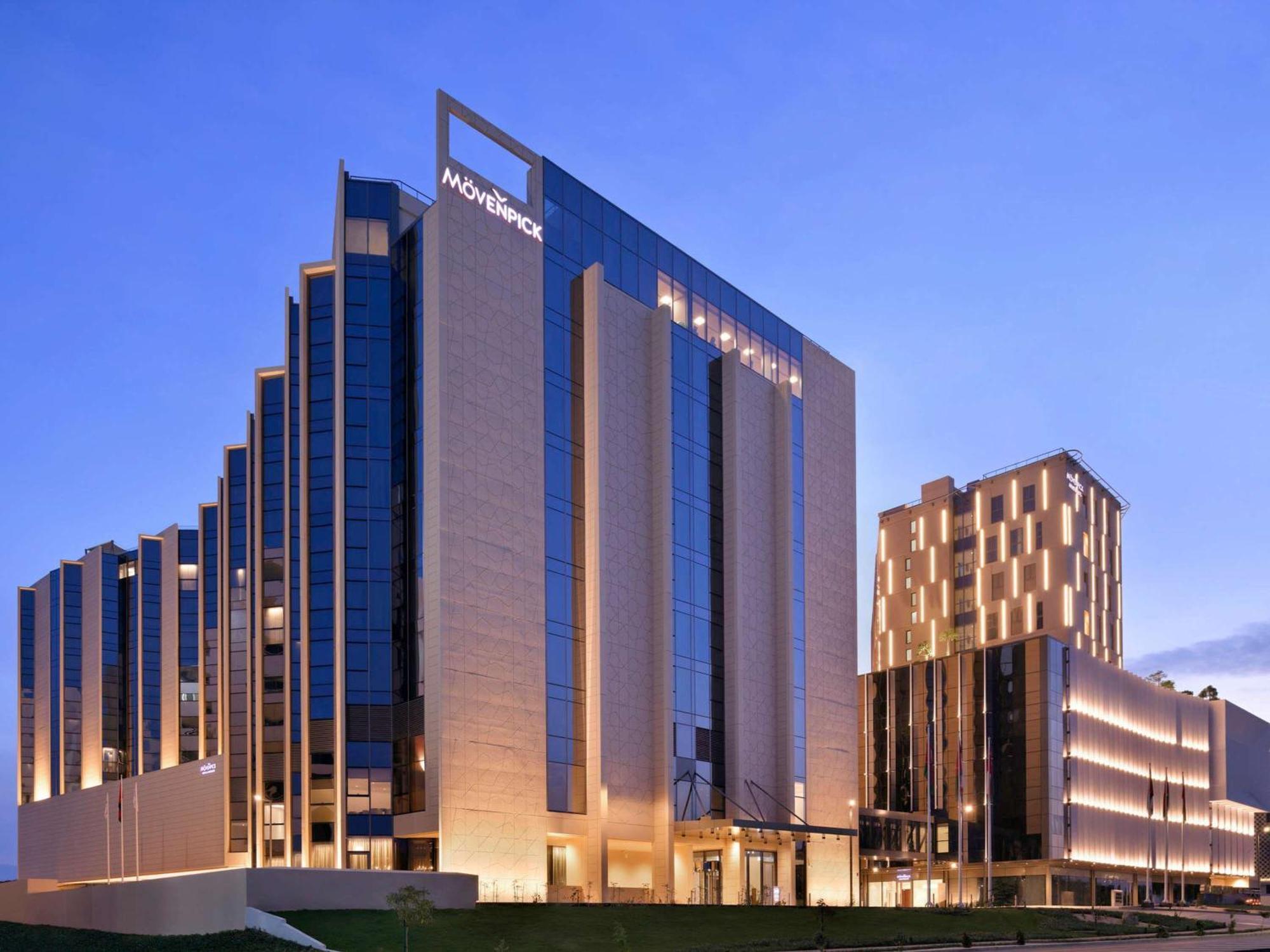 Moevenpick Hotel & Apartments Ghala Маскат Екстер'єр фото The hotel at night
