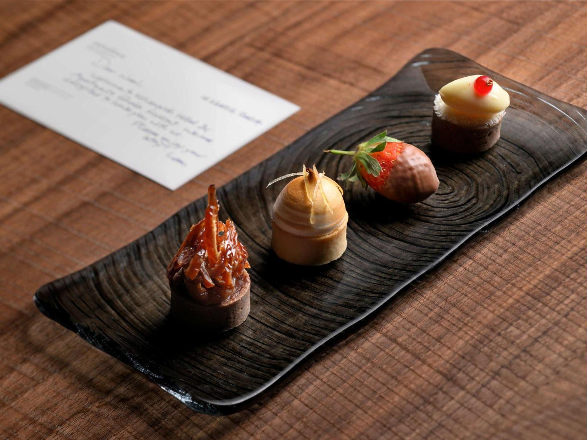 Moevenpick Hotel & Apartments Ghala Маскат Екстер'єр фото A selection of petit fours
