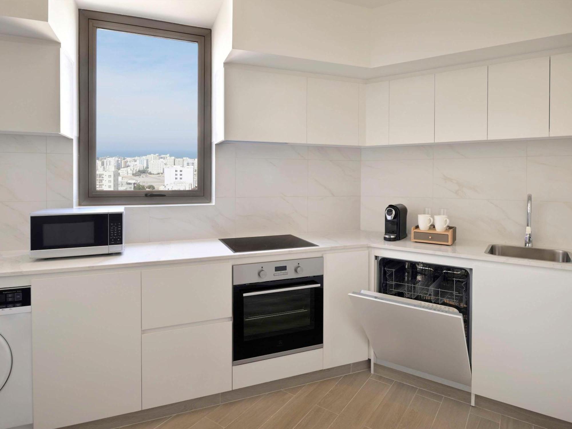 Moevenpick Hotel & Apartments Ghala Маскат Екстер'єр фото A modern kitchen