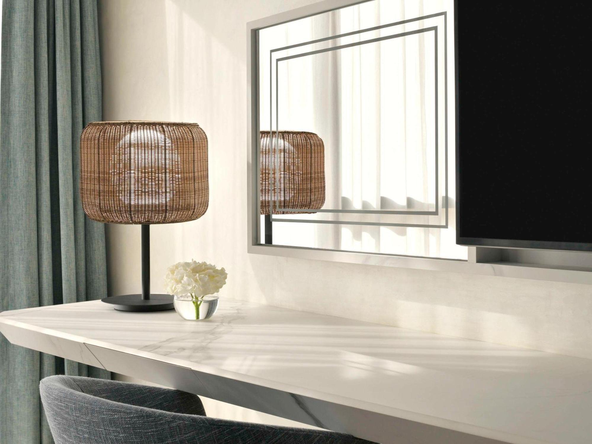 Moevenpick Hotel & Apartments Ghala Маскат Екстер'єр фото A table lamp